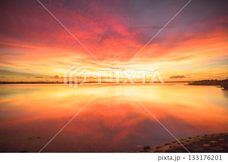 水面に映る夕焼け 133176201