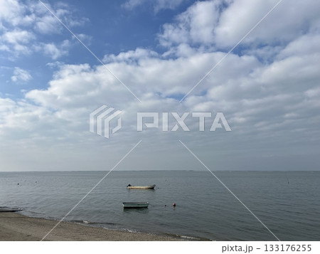日本の静かな海と漂う小舟 133176255