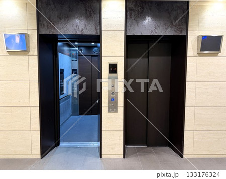 マンションのエレベーター マンションのエレベーター 133176324