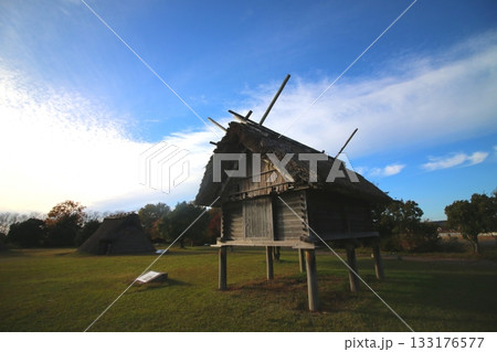 再建された高床式倉庫 133176577