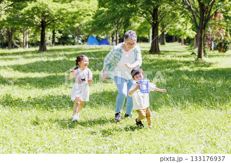 新緑の公園で孫と遊ぶおばあちゃん 133176937