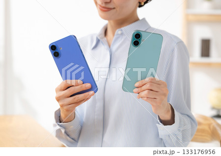 スマホを持つ女性 スマホを持つ女性 133176956