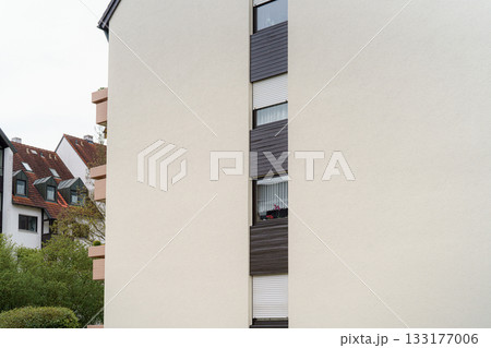 white house with a roof 133177006