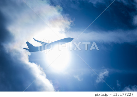 離陸後の航空機と太陽 133177227