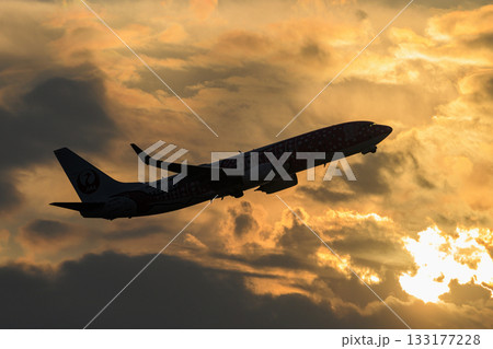 離陸後の航空機と太陽 133177228