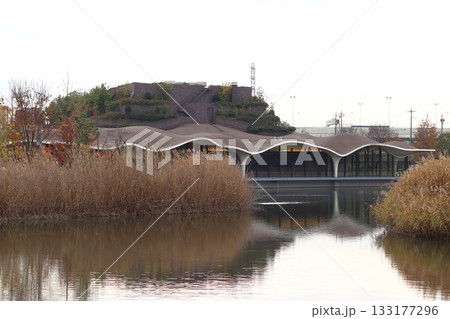 秋のイイナパーク川口より望む川口市めぐりの森(火葬場) 秋のイイナパーク川口より望む川口市めぐりの森(火葬場) 133177296