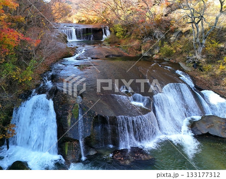 滑津大滝の紅葉 空撮 滑津大滝の紅葉 空撮 133177312
