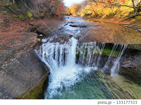 滑津大滝の紅葉　空撮 133177315
