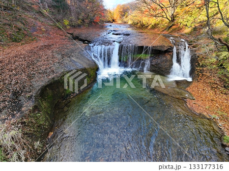 滑津大滝の紅葉 空撮 滑津大滝の紅葉 空撮 133177316