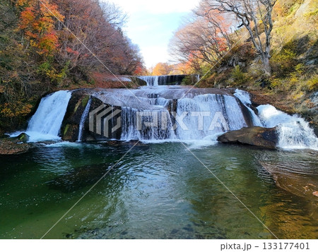 滑津大滝の紅葉 空撮 滑津大滝の紅葉 空撮 133177401