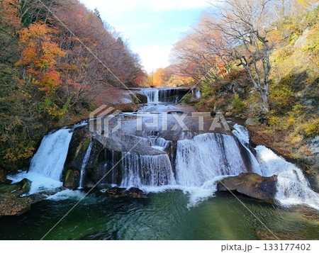 滑津大滝の紅葉 空撮 滑津大滝の紅葉 空撮 133177402