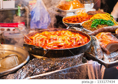 ソウル　広蔵市場（カンジャンシジャン）の屋台グルメ　トッポギ 133177434