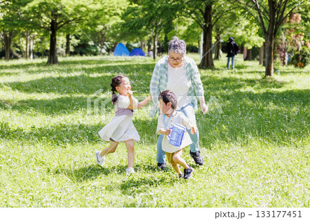 新緑の公園で孫と遊ぶおばあちゃん 133177451