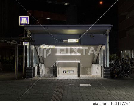夜の地下鉄駅入口（門真南駅。大阪メトロ長堀鶴見緑地線。大阪府門真市三ツ島） 133177764