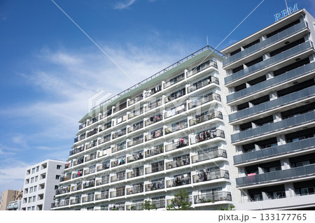 青空の下の日本の集合住宅/アパートメント/マンション/大型分譲住宅/ファミリー向け分譲マンション 133177765