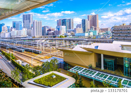 日本の東京都市景観 新幹線や2本の京浜東北線、芝浦アイランドケープタワーなどタワーマンション群… 日本の東京都市景観 新幹線や2本の京浜東北線、芝浦アイランドケープタワーなどタワーマンション群… 133178701