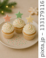 星のトッピングをのせたパステルクリスマスカップケーキ 133179116