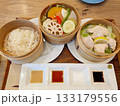蒸籠で提供される鶏肉と彩り豊かな蒸し野菜のヘルシー和食御膳 133179556