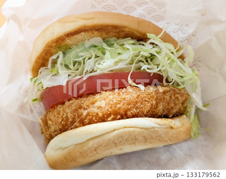和風ハンバーガー サクサクのエビカツ、トマト、キャベツを挟んだエビカツバーガー 和風ハンバーガー サクサクのエビカツ、トマト、キャベツを挟んだエビカツバーガー 133179562
