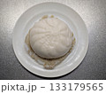 白い皿に温かく蒸された中華まん（肉まん・あんまん）の真俯瞰 133179565