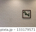 壁面装飾 幾何学模様のモダンな壁紙と植物の額縁が飾られたエレガントな背景素材 133179571