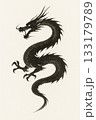 墨絵で描かれた龍の和風イラスト 133179789