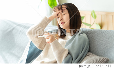 熱を測る体調不良の女性 熱を測る体調不良の女性 133180611