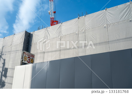 マンション建設現場の外観と出入口 マンション建設現場の外観と出入口 133181768