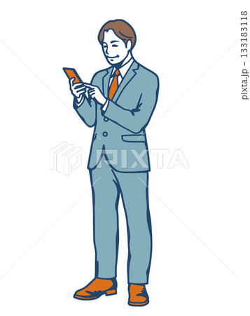 スマホを操作する男性ビジネスマンのイラスト　スーツ姿の人物素材 133183118