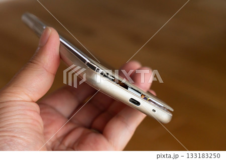 モバイルバッテリーの膨張したスマートフォンを持つ　（男性） 133183250