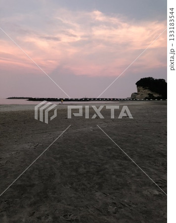 夕暮れの砂浜と淡いピンクの空の景色 133183544