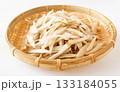 ゴボウのささがき　盆ざるに盛った牛蒡のささがき 133184055