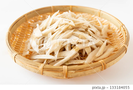 ゴボウのささがき　盆ざるに盛った牛蒡のささがき 133184055