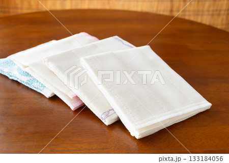 ちゃぶ台と台布巾　蚊帳布巾　 133184056