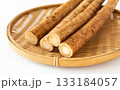 竹ザルにゴボウ4本　牛蒡の断面 133184057