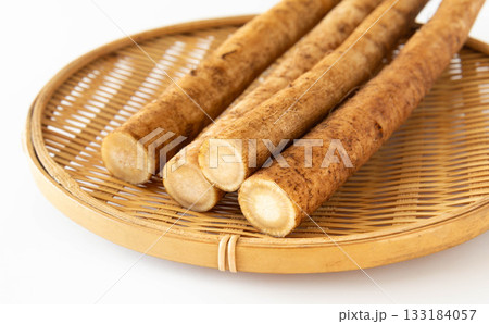 竹ザルにゴボウ4本 牛蒡の断面 竹ザルにゴボウ4本 牛蒡の断面 133184057