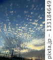 夕日に照らされた雲 133184649