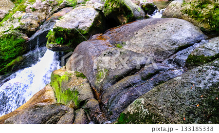 ゴツゴツした岩から流れる小川 133185338