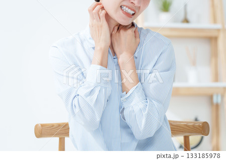 首を掻く女性 133185978