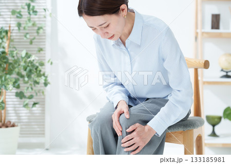 膝が痛い女性 133185981