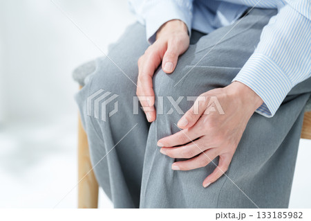 膝が痛い女性 膝が痛い女性 133185982