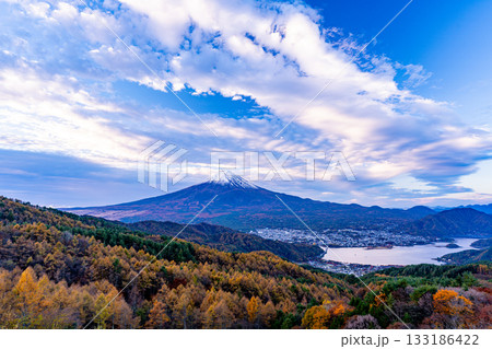 【山梨県】ダイナミックな雲、カラマツの黄葉の向こうに富士山 【山梨県】ダイナミックな雲、カラマツの黄葉の向こうに富士山 133186422