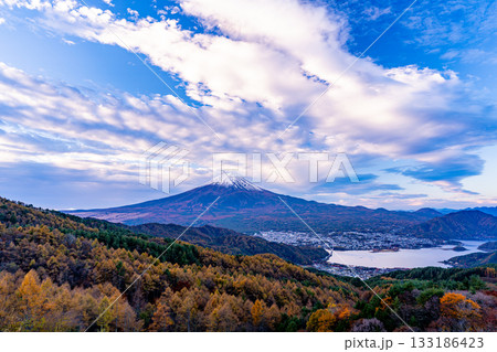 【山梨県】ダイナミックな雲、カラマツの黄葉の向こうに富士山 【山梨県】ダイナミックな雲、カラマツの黄葉の向こうに富士山 133186423