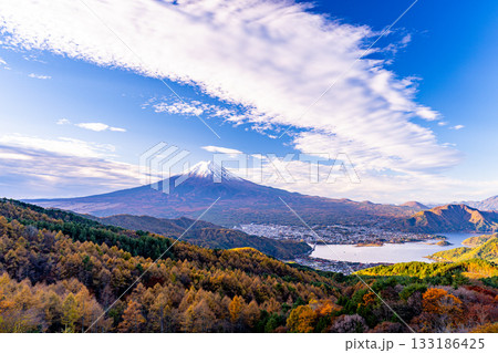 【山梨県】ダイナミックな雲、カラマツの黄葉の向こうに富士山 133186425
