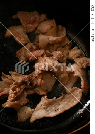 豚肉を炒めている様子 133186852