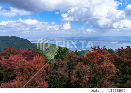 奥比叡ドライブウエイ 比叡山峠道レストランからの眺望 紅葉越しに見る琵琶湖と近江の山々① 奥比叡ドライブウエイ 比叡山峠道レストランからの眺望 紅葉越しに見る琵琶湖と近江の山々① 133186934