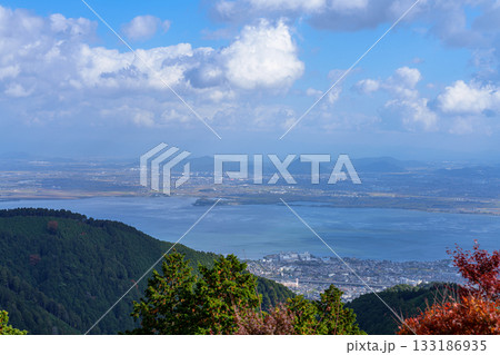 奥比叡ドライブウエイ 比叡山峠道レストランからの眺望 紅葉越しに見る琵琶湖と近江の山々② 奥比叡ドライブウエイ 比叡山峠道レストランからの眺望 紅葉越しに見る琵琶湖と近江の山々② 133186935