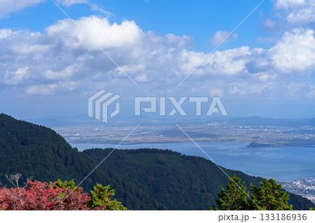 奥比叡ドライブウエイ　比叡山峠道レストランからの眺望　紅葉越しに見る琵琶湖と近江の山々③ 133186936