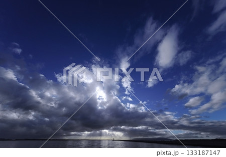 多様な雲がダイナミックに広がった夕空と港・超広角・空主体・240218pm 133187147