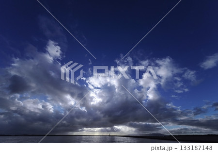 多様な雲がダイナミックに広がった夕空と港・超広角・空主体・240218pm 多様な雲がダイナミックに広がった夕空と港・超広角・空主体・240218pm 133187148